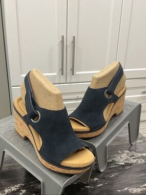Clarks Giselle Sea Navy Suede Cork Wedge Sandals – Women’s US 5 –